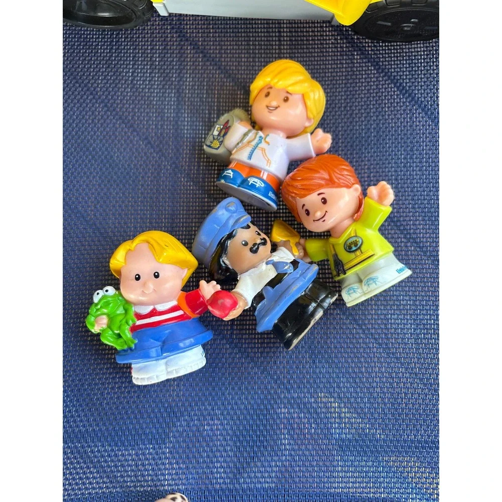 Fisher-Price Little People Lil Movers School Bus Yellow Toy with 4 Figures
